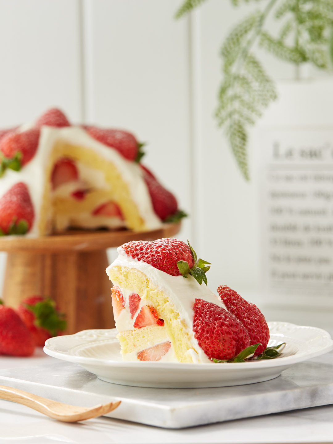 草莓炸弹蛋糕 |满嘴的草莓搭配浓郁的白巧慕斯，好满足好喜欢的做法