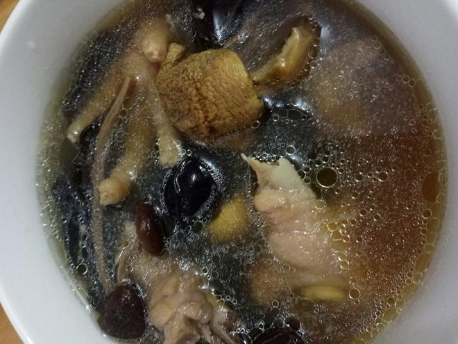 老母鸡树菇美容汤的做法