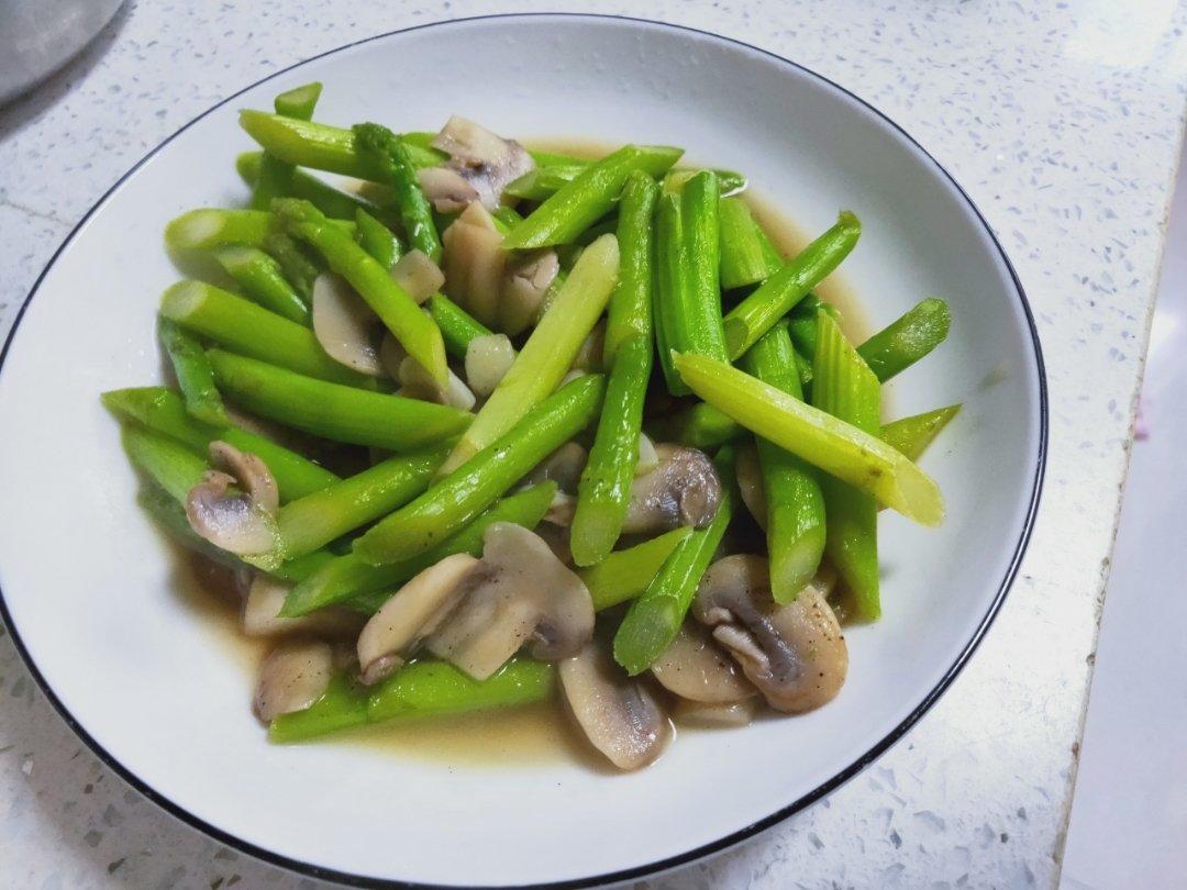 芦笋炒蘑菇