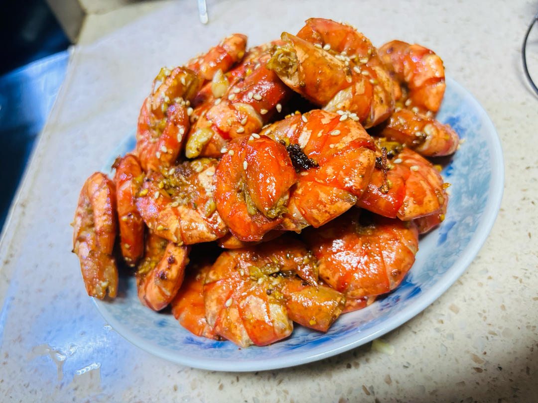 无油炸版的椒盐皮皮虾和巧拨虾壳的方法