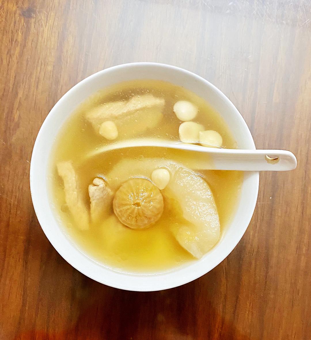 秋天止咳润燥汤～雪梨无花果川贝瘦肉汤