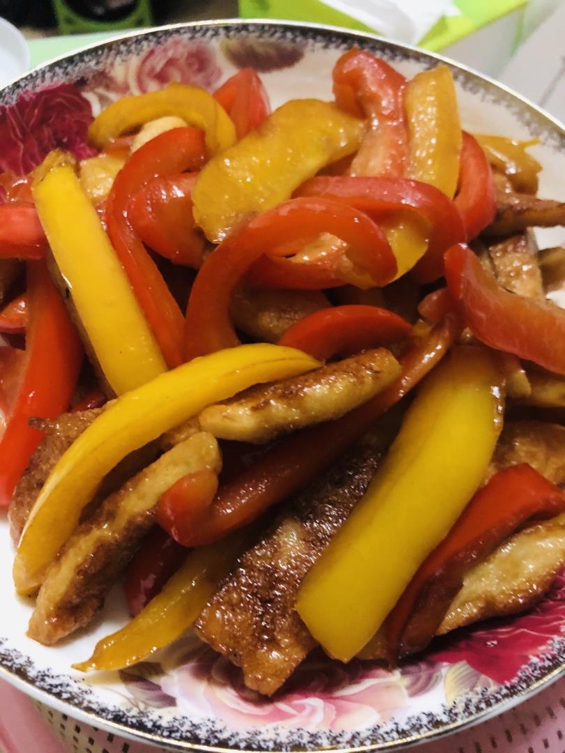 甜椒墨鱼饼