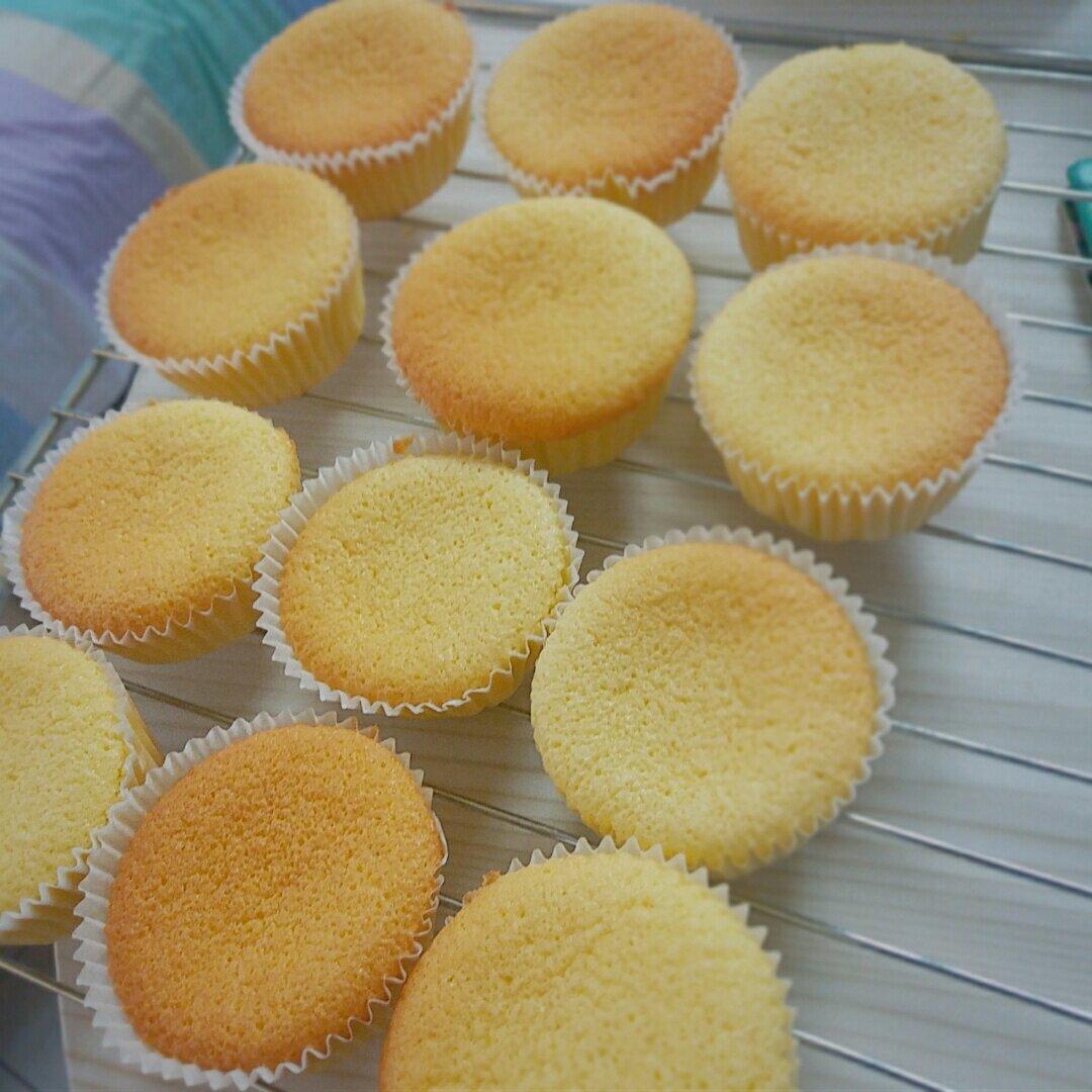 全蛋法打发原味海绵杯子蛋糕
