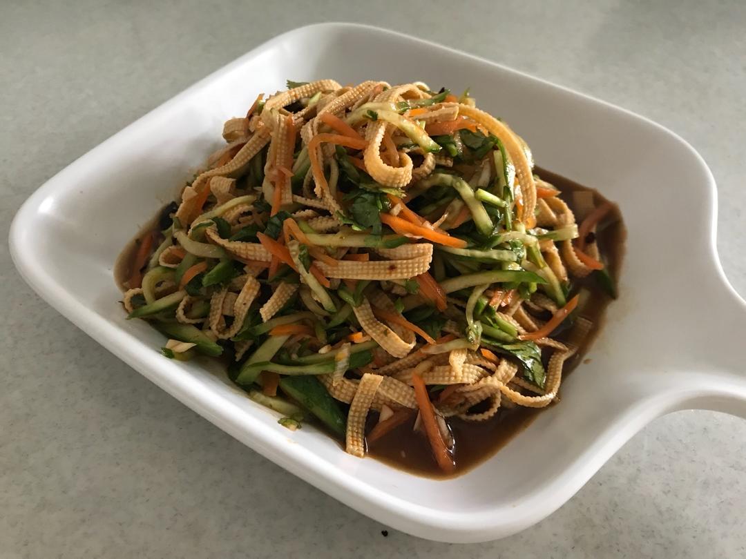 超快手的凉拌千张黄瓜胡萝卜丝