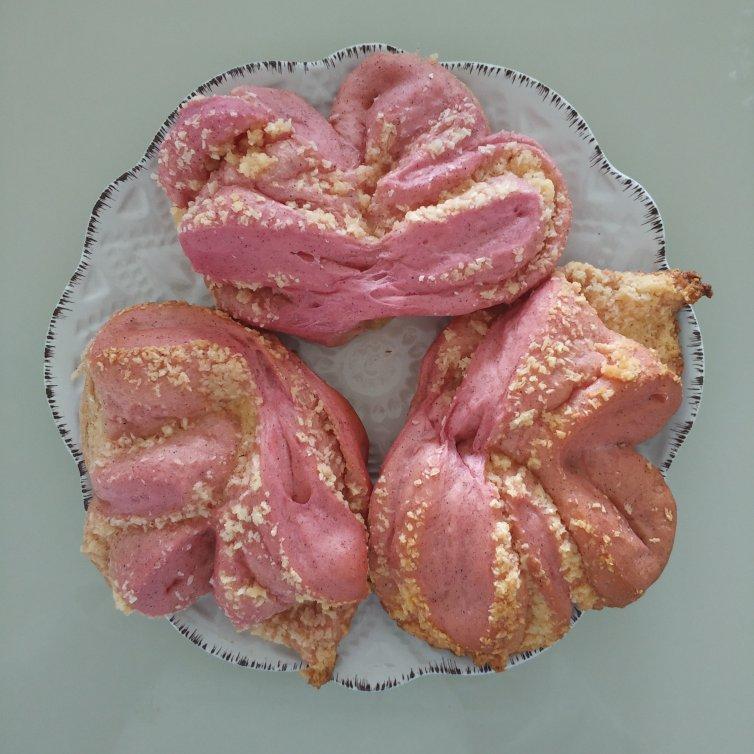 心形火龙果椰蓉面包