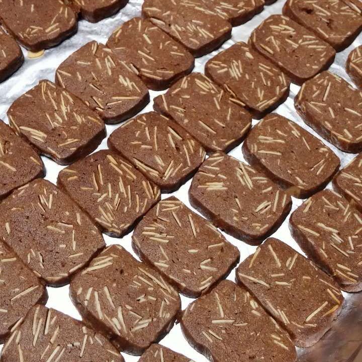 彩霞满天ysj0做的巧克力杏仁饼干