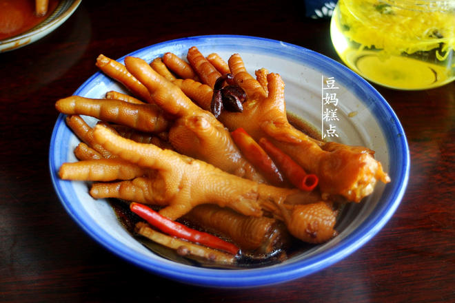 电饭煲卤鸡爪，一键搞定，骨头都香了的做法