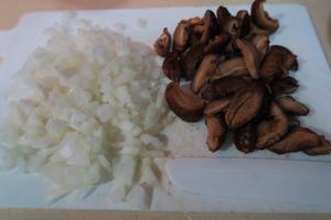 我的素食周菜谱：香菇洋葱油饭的做法 步骤1