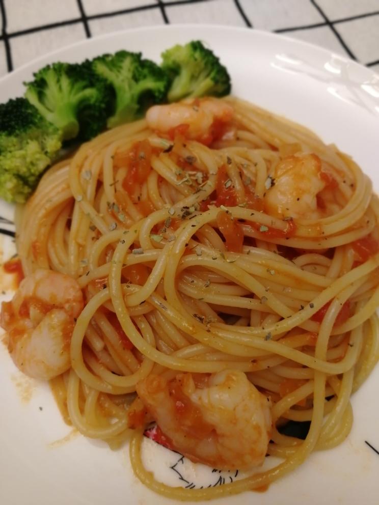 番茄虾仁炒意面的做法