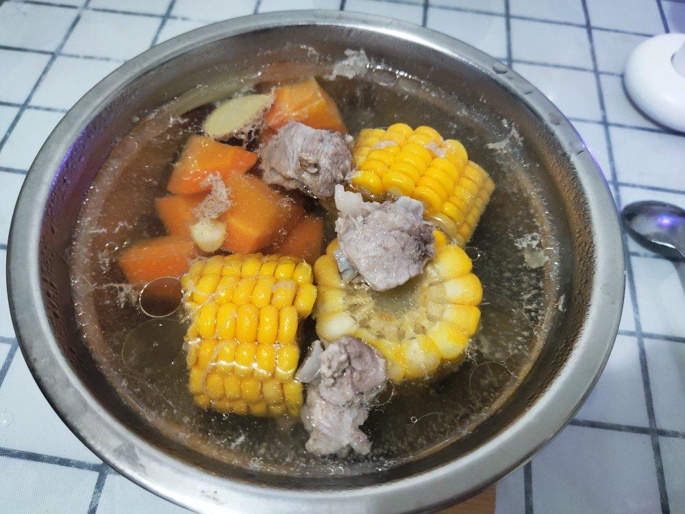 胡萝卜玉米排骨汤
