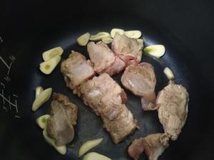 家常菜｜一个电饭锅就能做的电饭锅懒人排骨炖土豆的做法 步骤1