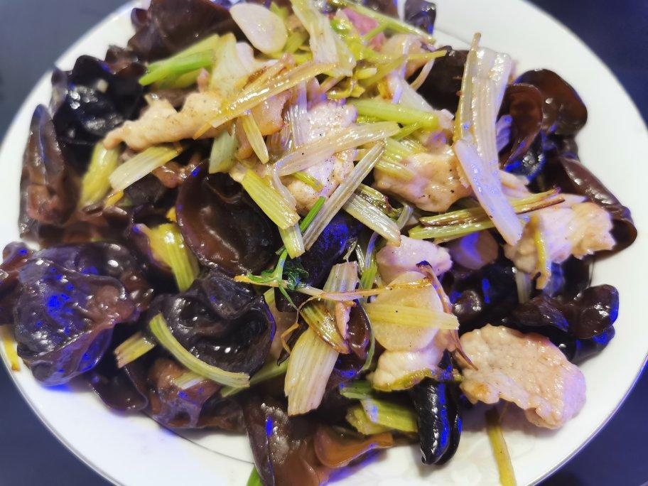 芹菜木耳炒肉丝