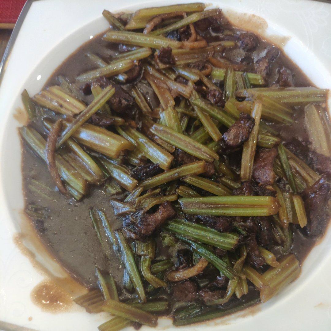 有点费米饭的芹菜炒肉
