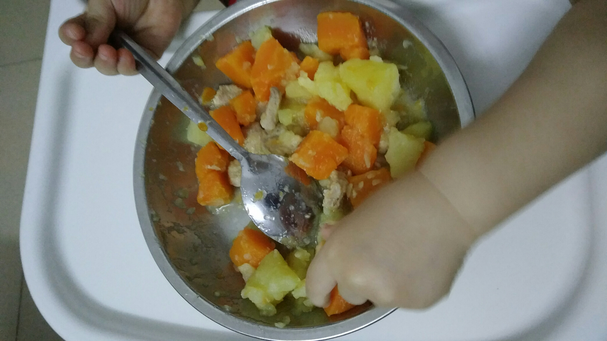 宝宝辅食:胡萝卜薯仔炖瘦肉。的做法