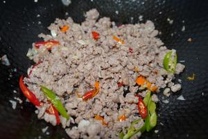 泰式罗勒猪肉末盖饭-phat ka phao mu sub的做法 步骤2
