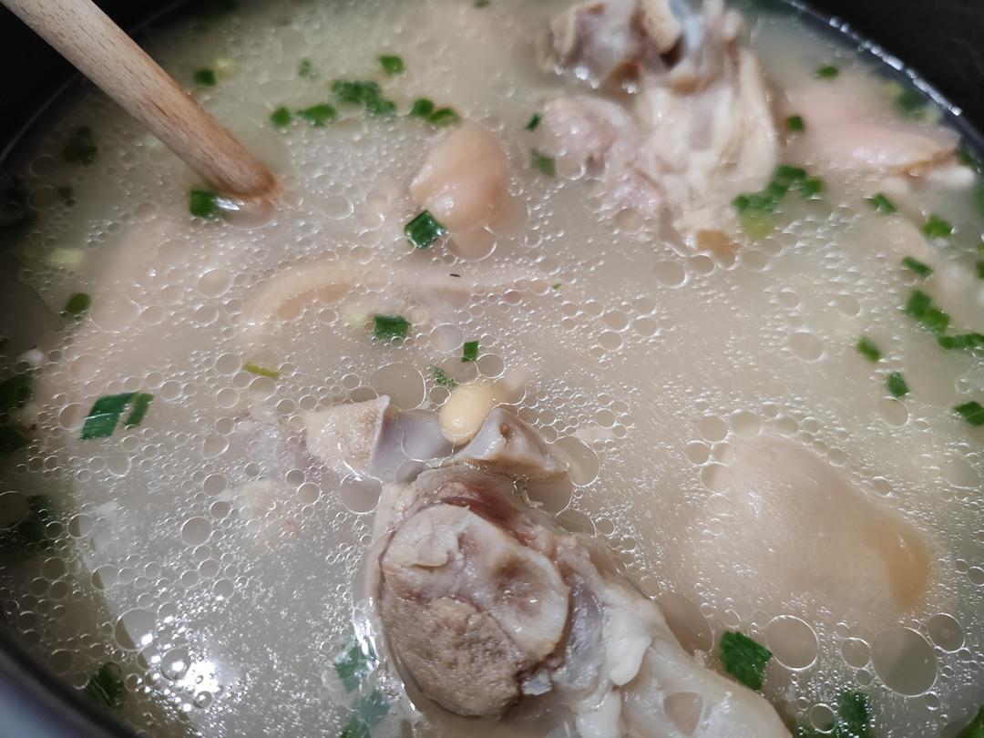 不油不腻不骚的清汤黄豆炖猪蹄猪脚汤