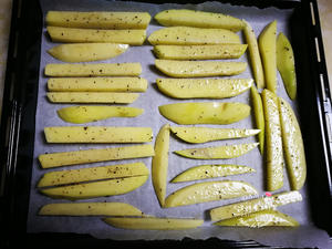 简单快手香酥橄榄油黑胡椒烤土豆条的做法 步骤3