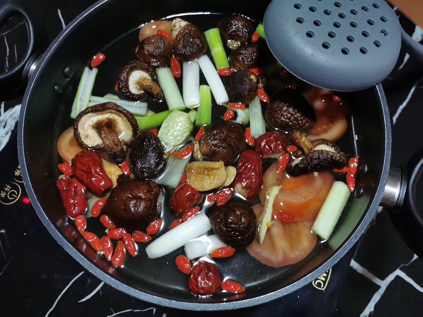 养生清汤番茄锅底（巨鲜美）的做法