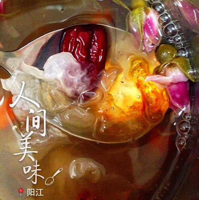 美容润肤 益气补血《桃胶皂角米百合银耳红枣羹》