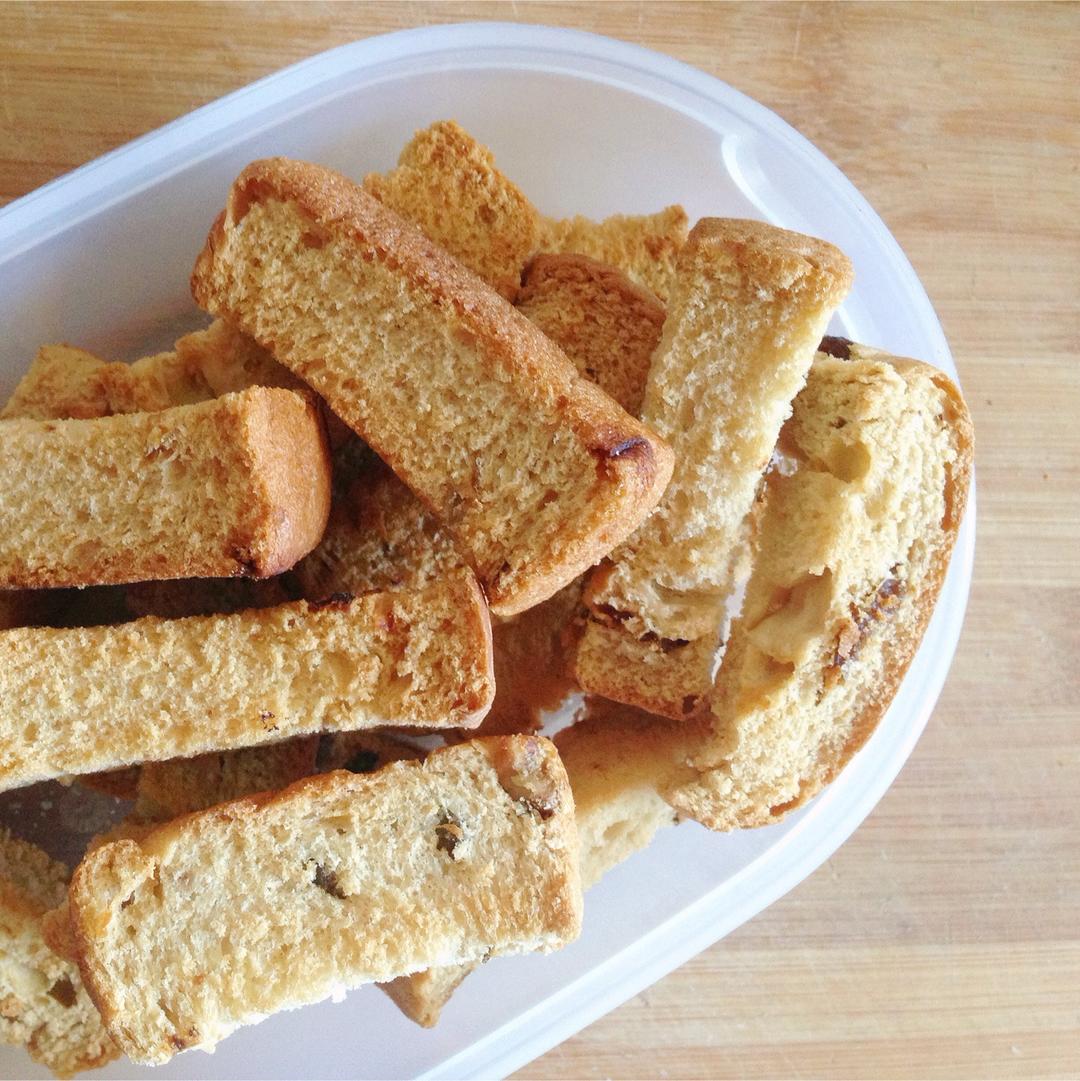 戴渔夫帽的企鹅做的面包干