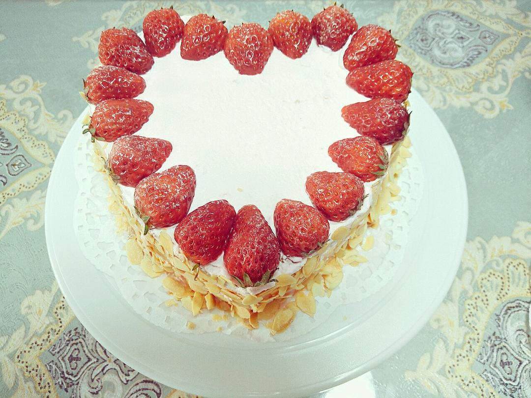 鲜奶草莓心形蛋糕