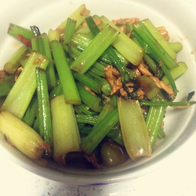 芹菜炒肉丝-新手下厨 Fried Pork with Celery