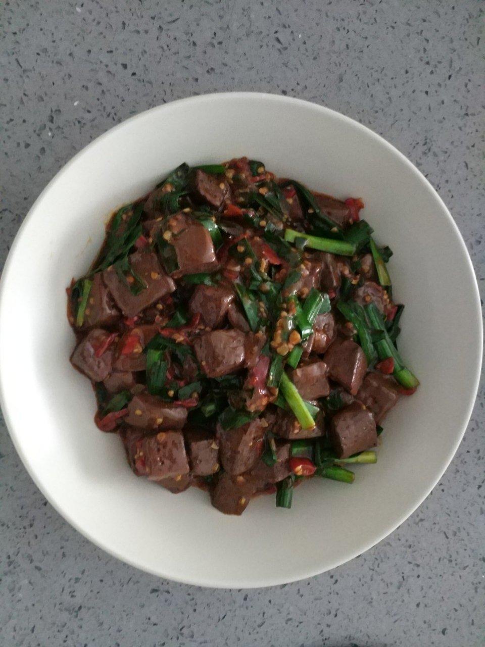 厨师长教你：“韭菜烧鸭血”的正宗做法，非常下饭