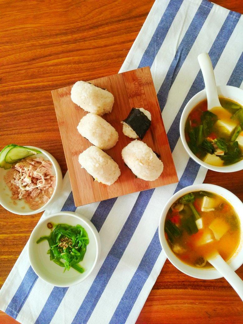 番茄味增汤，芝士肉松饭团