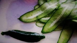 节后清肠胃，不一般的鲜亮~竹荪黄瓜汤•圆满素食的做法 步骤6