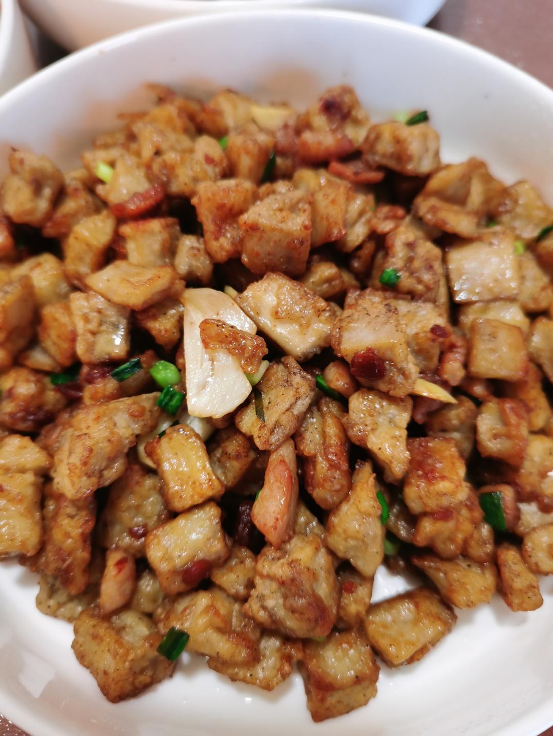 超级无敌好吃茄子炒肉丁，研究了尝试了很多次才发现最最最成功的做法哦，想吃的朋友们赶紧试一试吧！