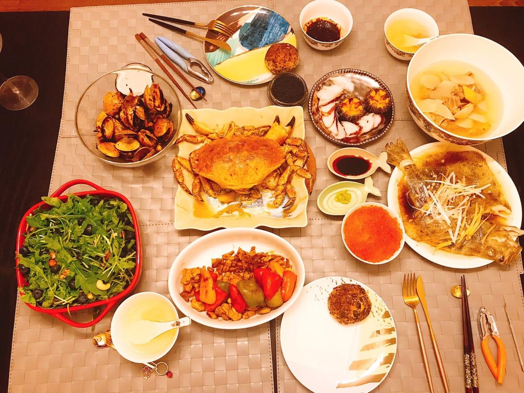 葱姜面包蟹·清蒸多宝鱼·彩椒鸡里脊·活海胆·章鱼刺身·辣炒花蛤·芝麻菜沙拉