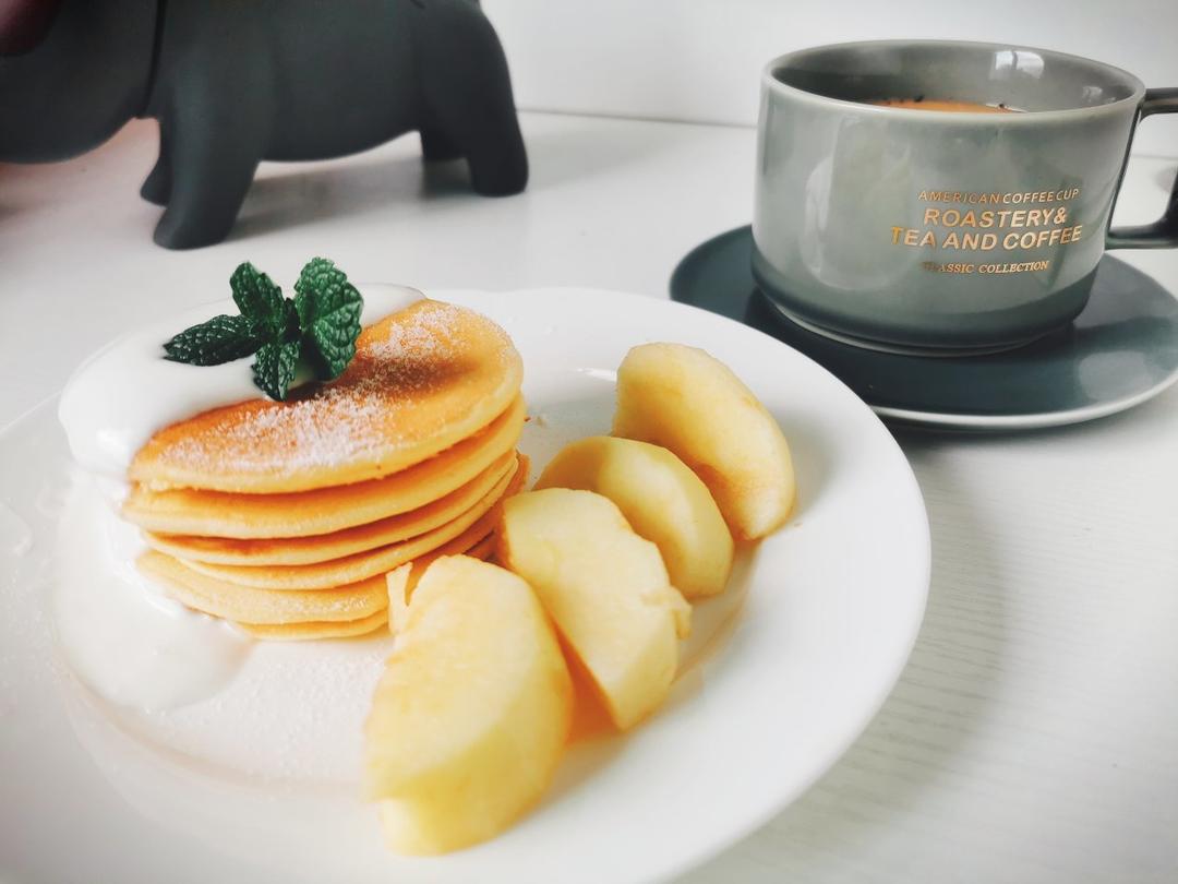 【酸奶松饼yogurt pancake】，搭上黑莓果酱和枫糖的美味。