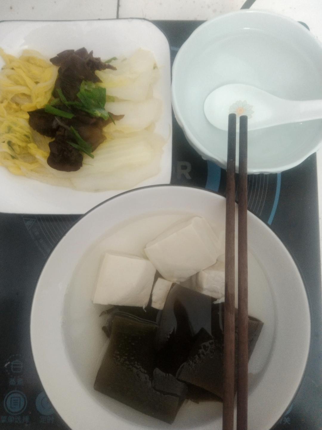 娃娃菜炒木耳+海带豆腐汤+花卷