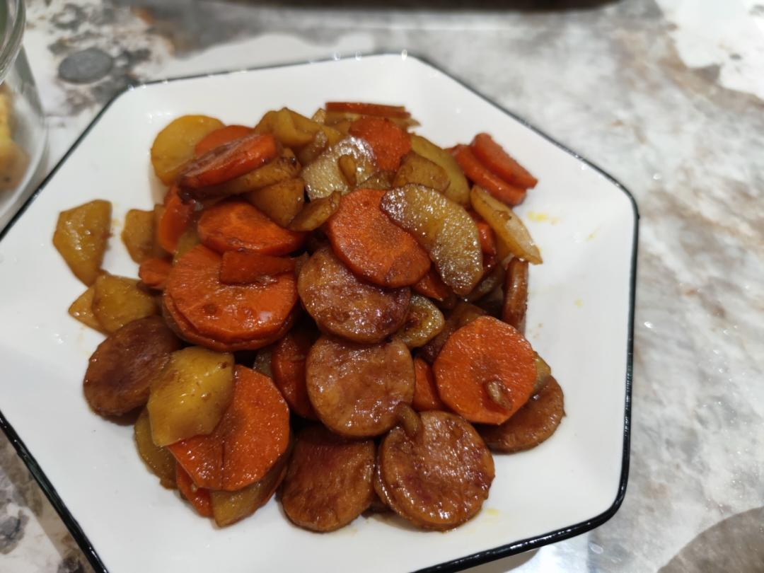巨下饭腊肠炒土豆胡萝卜