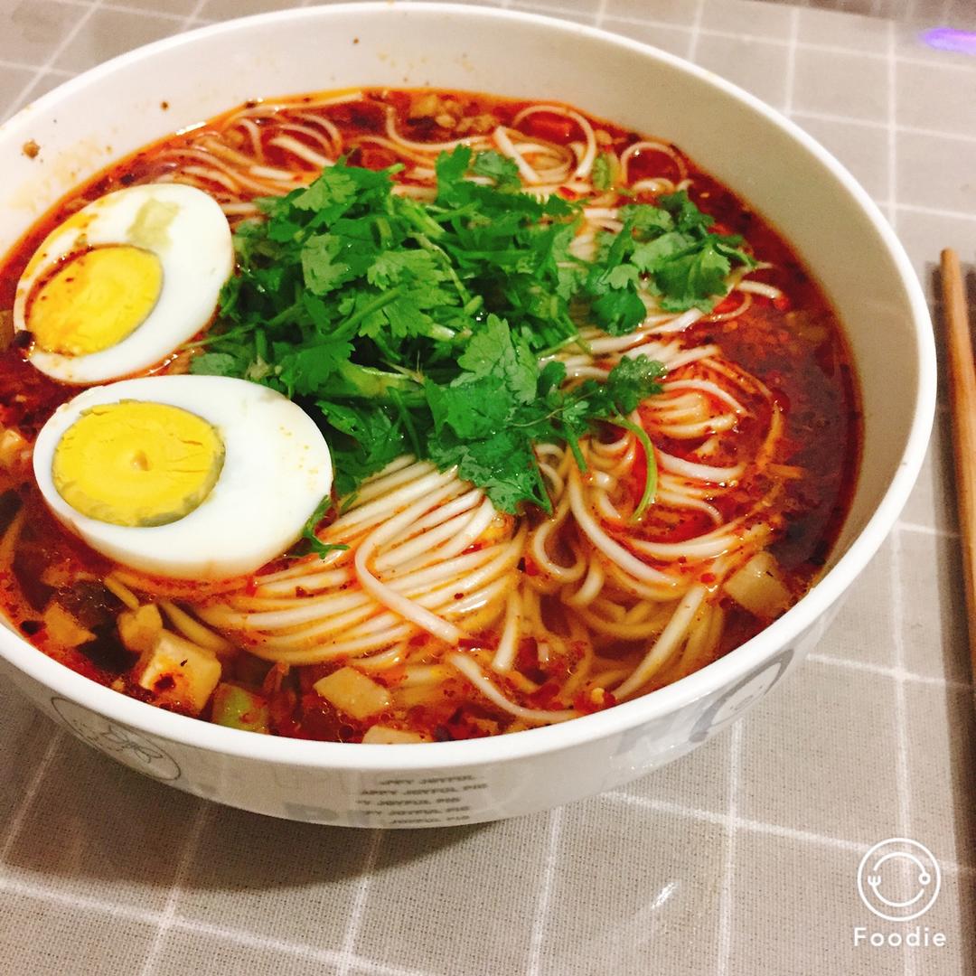 潇逸同学呢做的超级无敌美味懒人酸汤麻辣面(十分钟搞定色香味俱全)