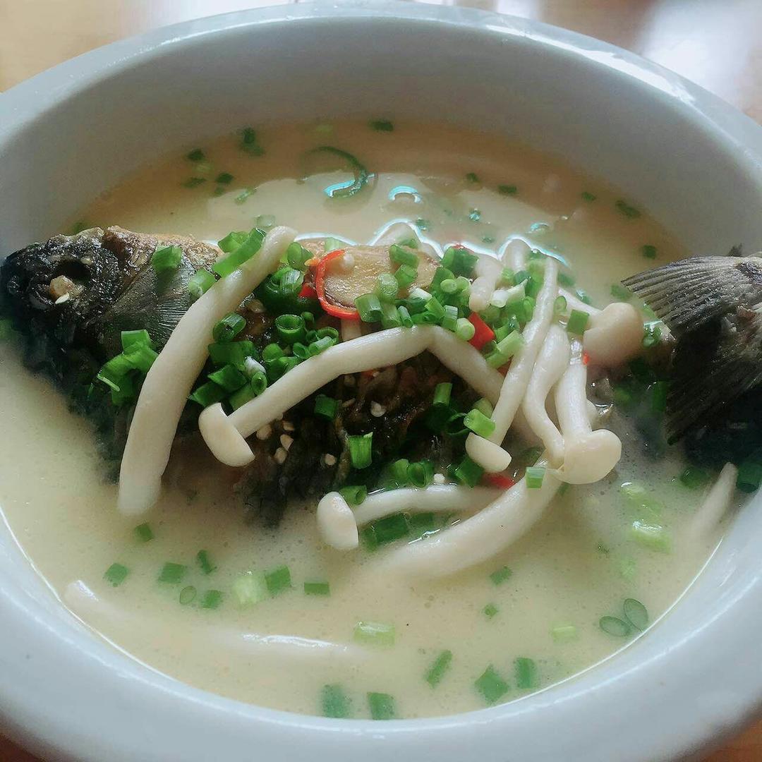 爱吃的joy做的鲜菌奶白鲫鱼汤