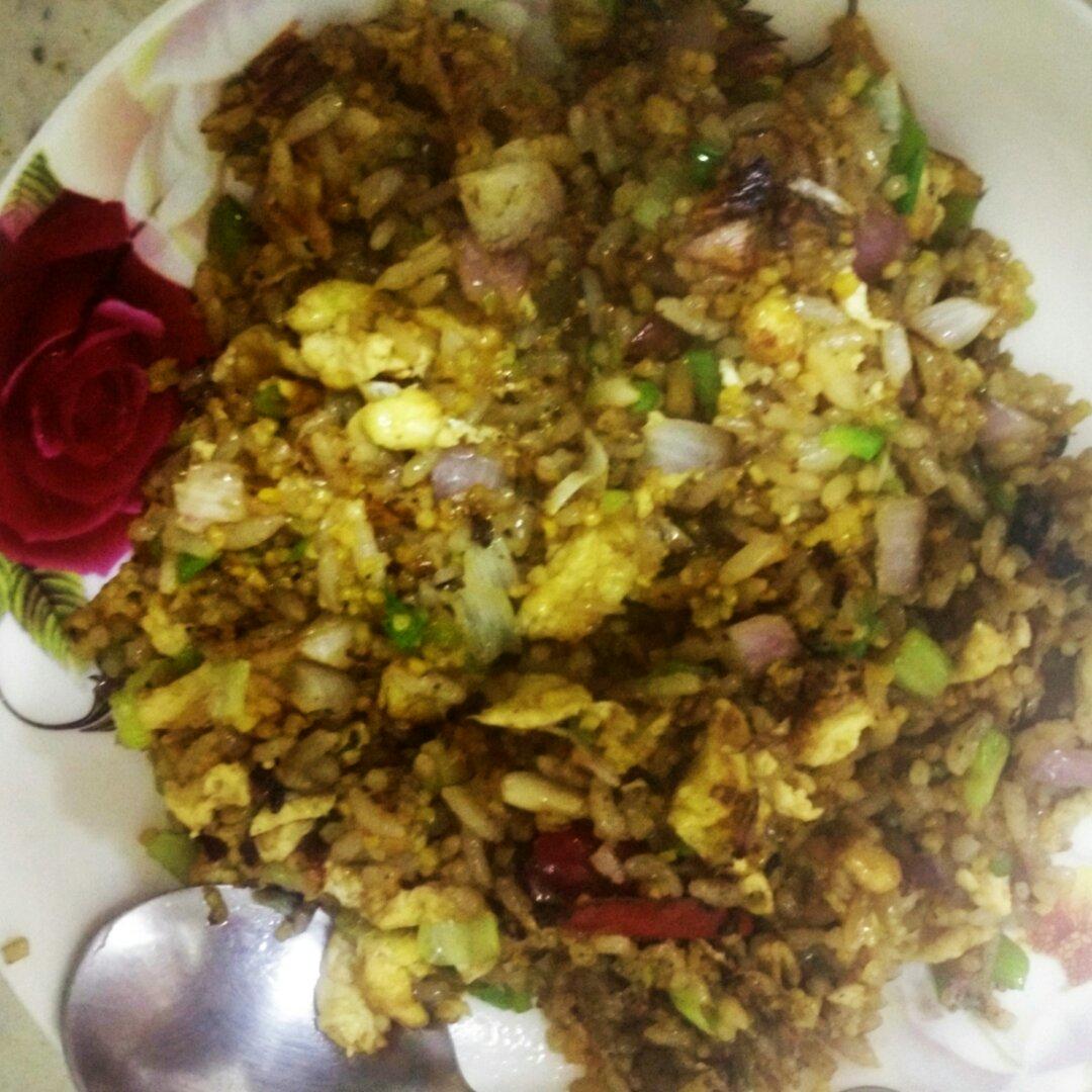 据说是 正宗酱油炒饭