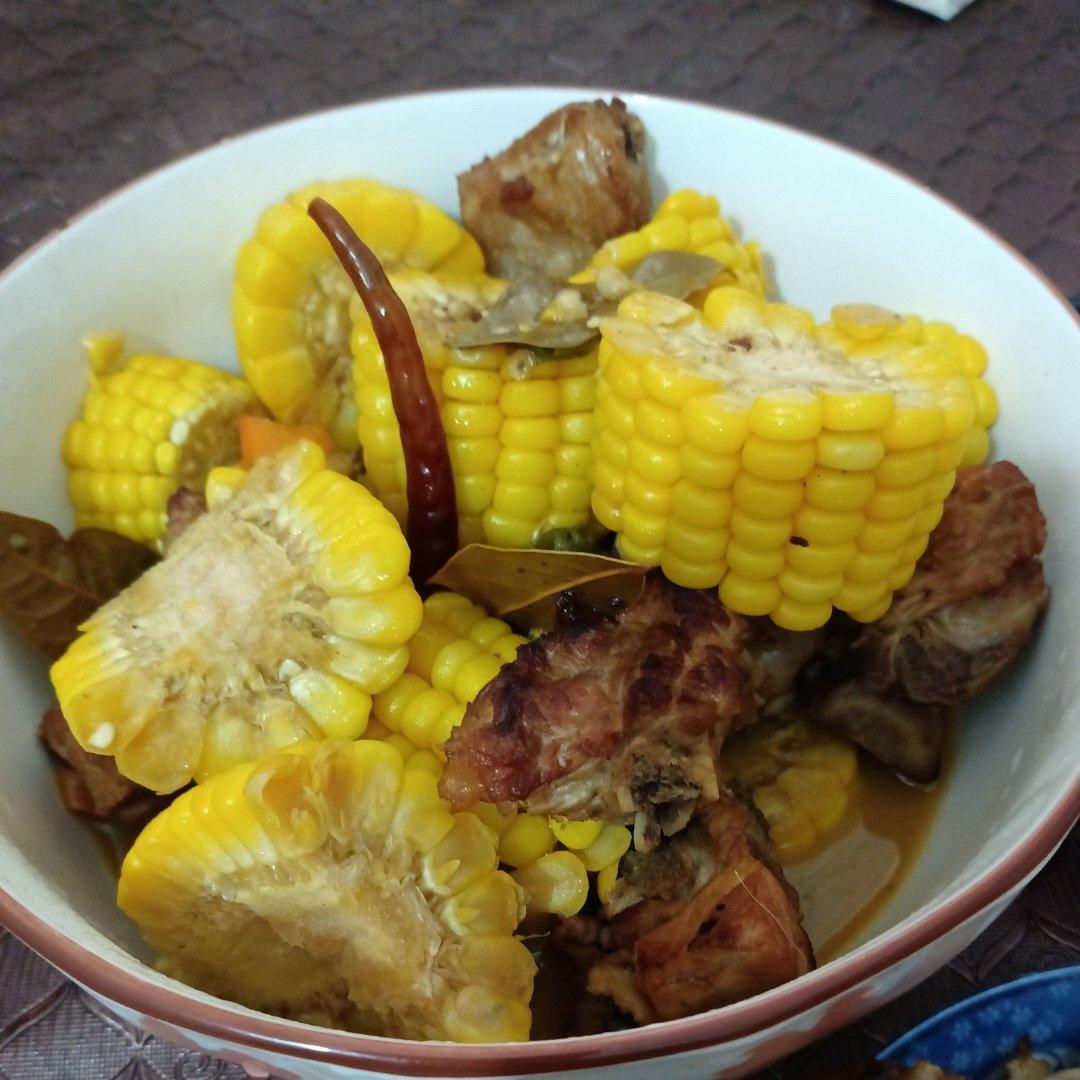 红烧排骨炖玉米