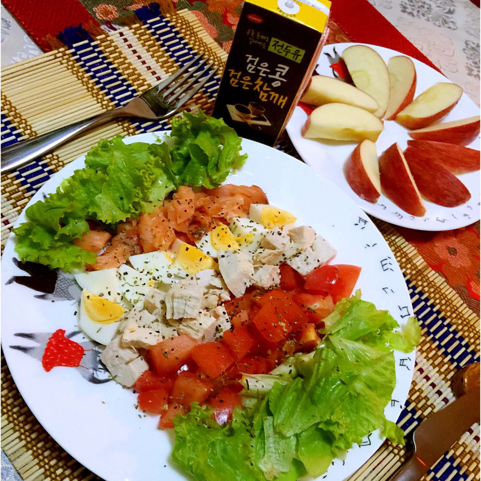 三文鱼牛油果蔬菜色拉