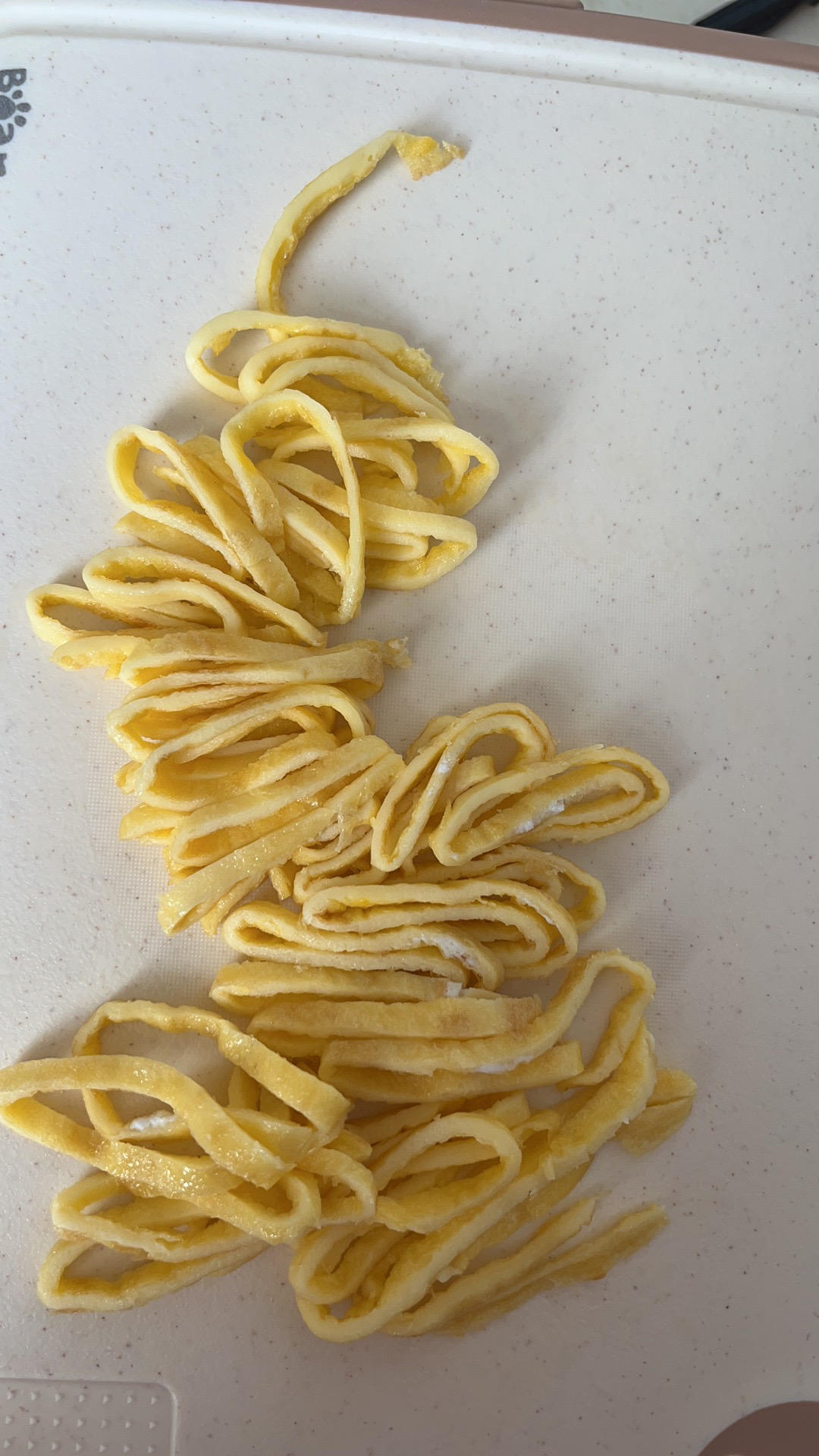 摊一个心仪的蛋皮，切成丝为美食增色