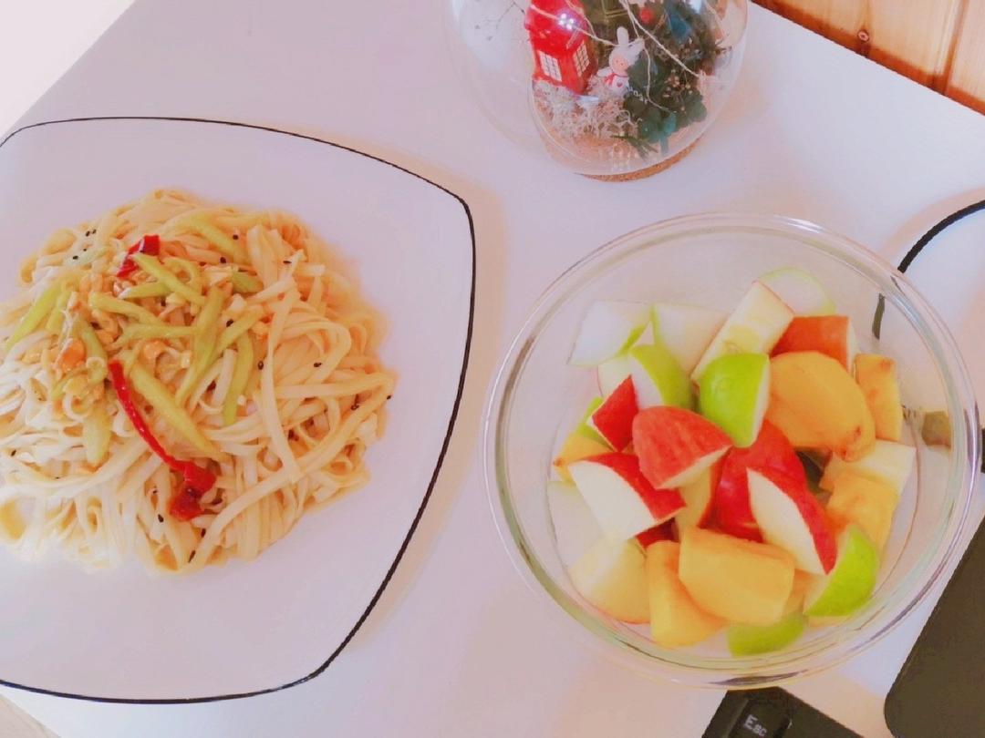 柠檬鸡胸肉拌面