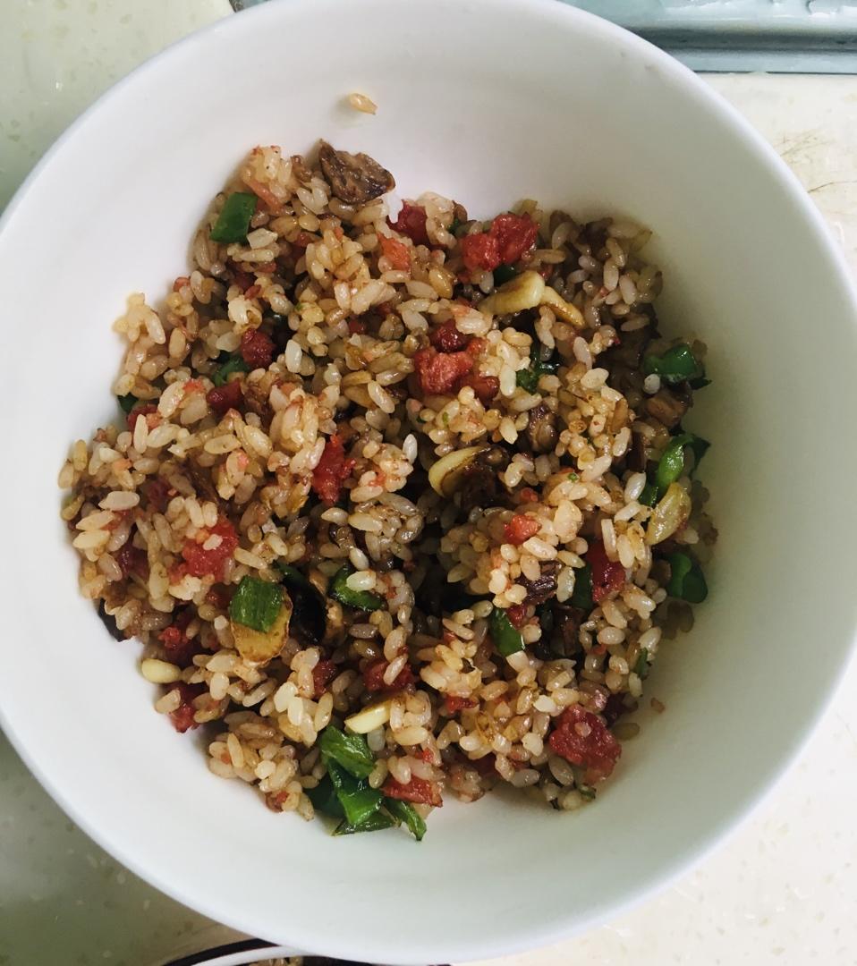 快手牛肝菌香肠炒饭