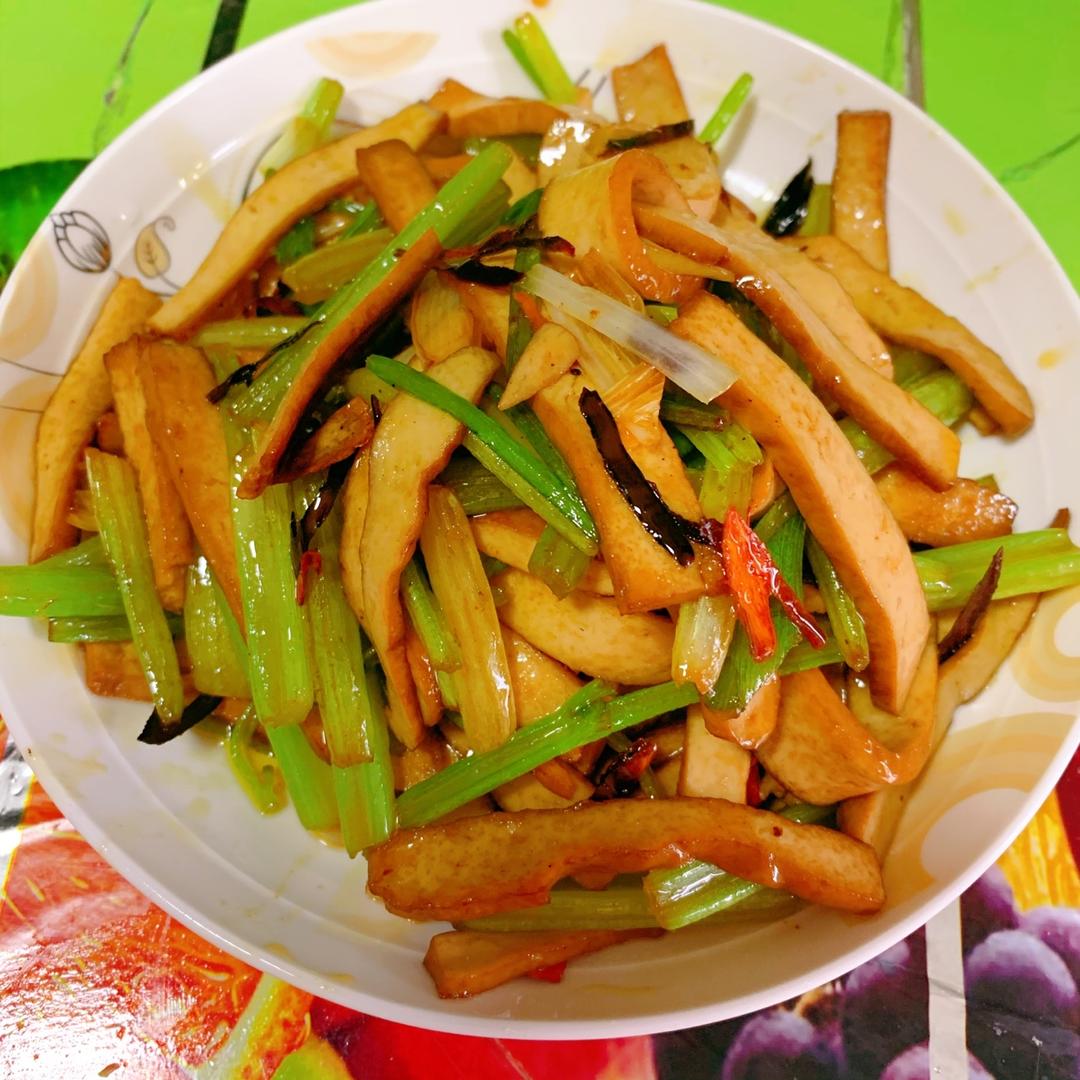 芹菜香干炒肉丝