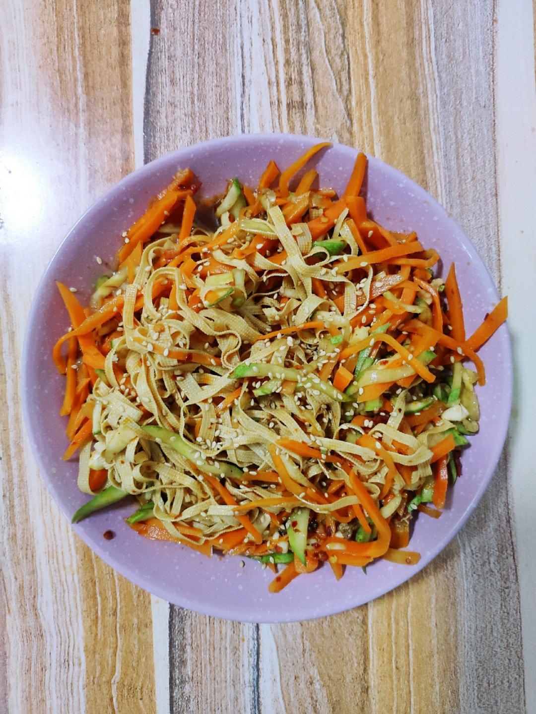 超快手的凉拌千张黄瓜胡萝卜丝