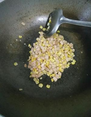 火腿肠炒玉米粒的做法 步骤2