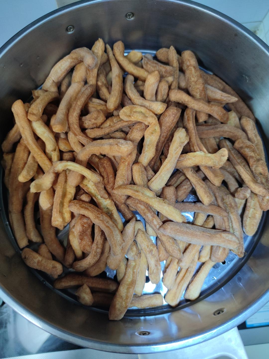 两个鸡蛋一碗面粉，不添加，制作简单的炸面条