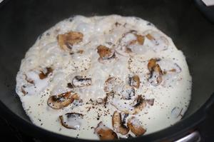 煎烤澳洲黑毛和牛肉粒配奶油蘑菇酱的做法 步骤6