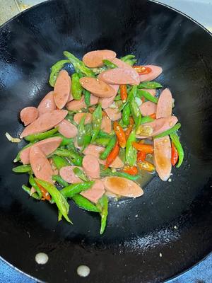家常菜-辣椒炒火腿肠的做法 步骤7
