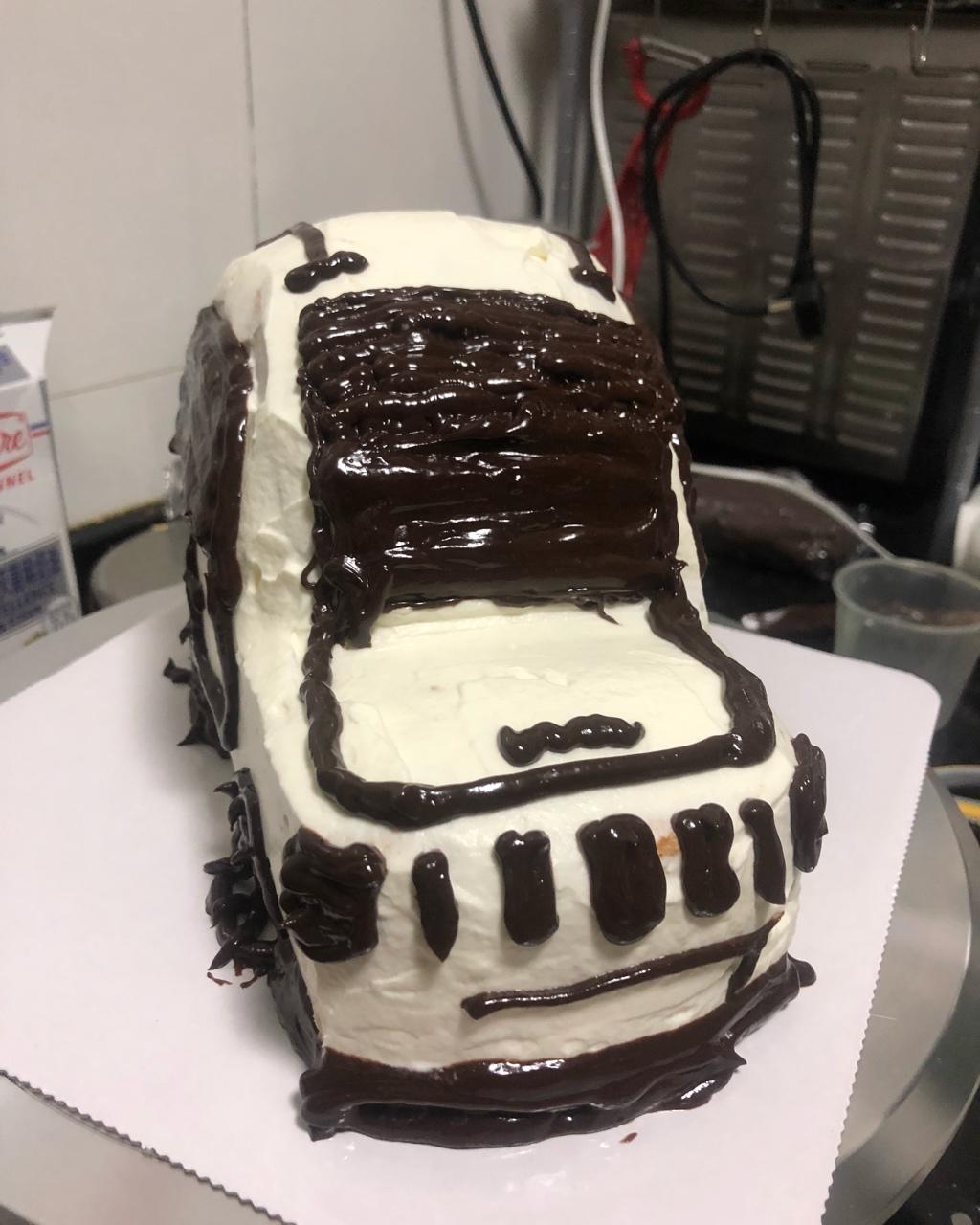 张洽洽做的最潮的jeepcarcake汽车蛋糕