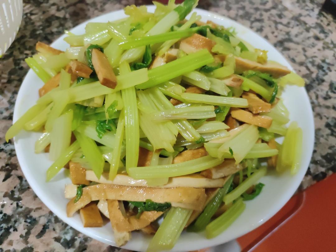 午餐晚餐简单快手下饭菜芹菜炒香干